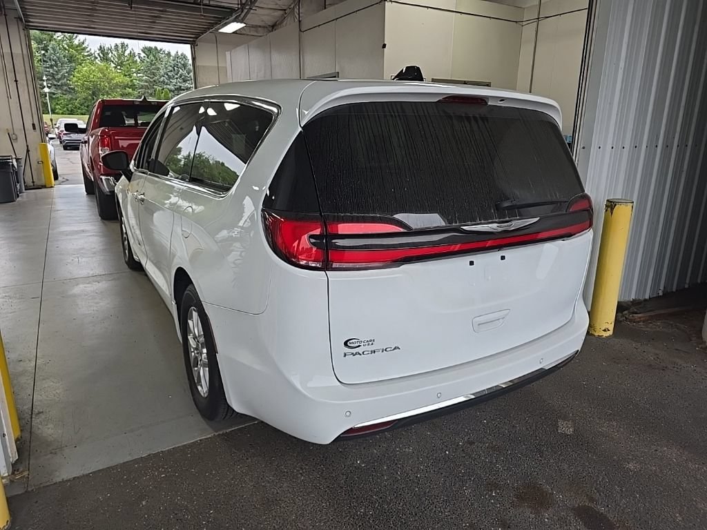 Used 2023 Chrysler Pacifica Touring-L FWD image 3