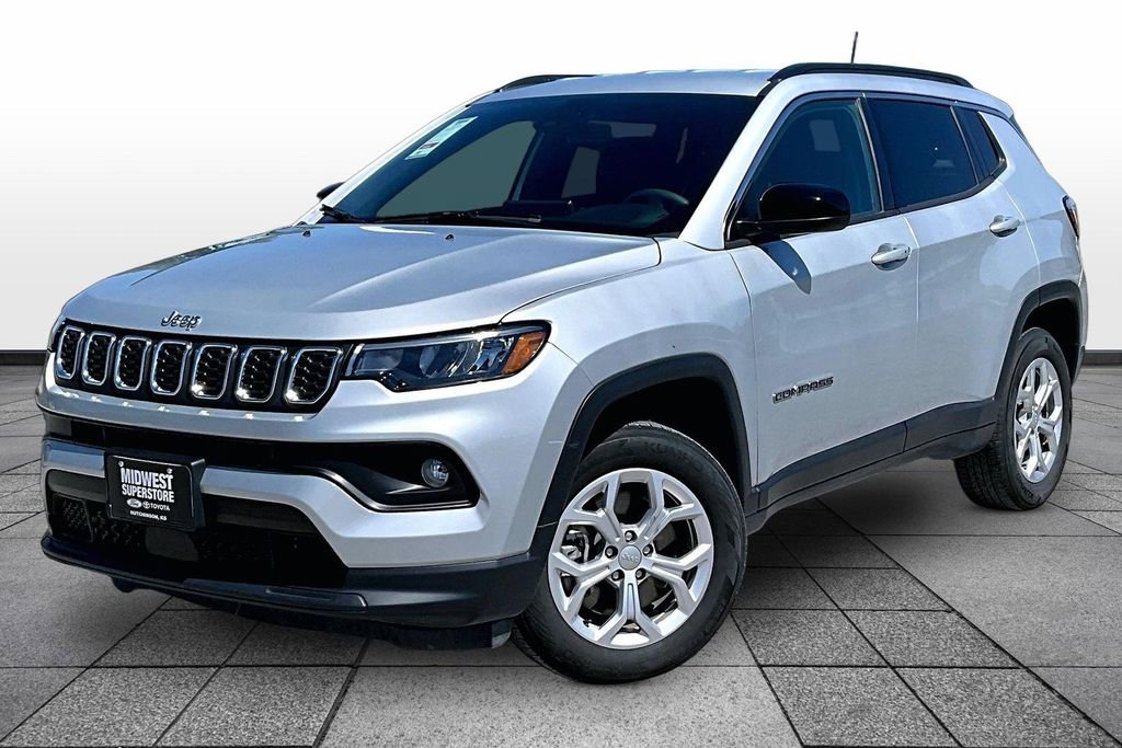 Used 2024 Jeep Compass Latitude AWD/4WD image 1