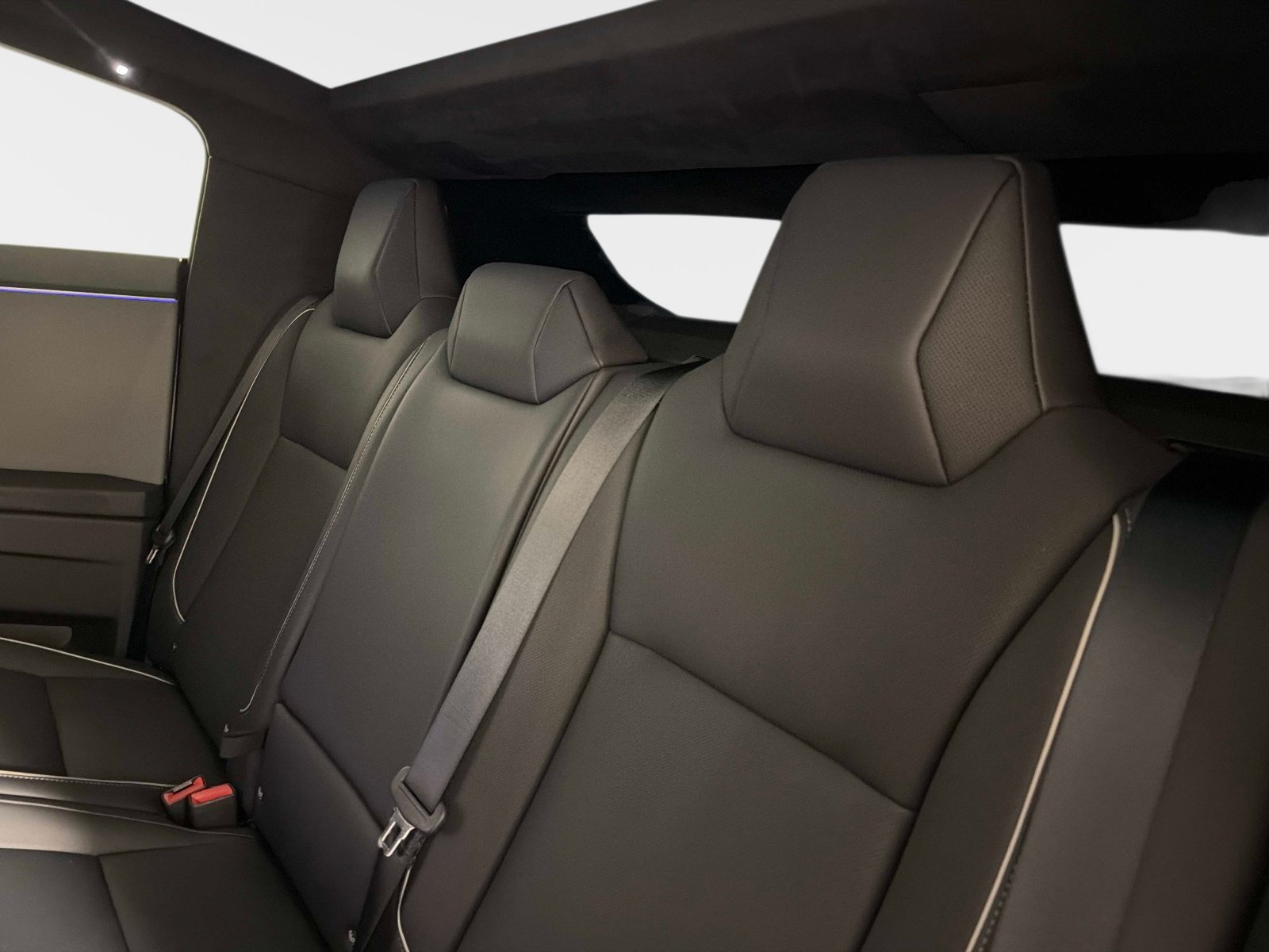 Used 2024 Tesla Cybertruck AWD Crew Cab image 34