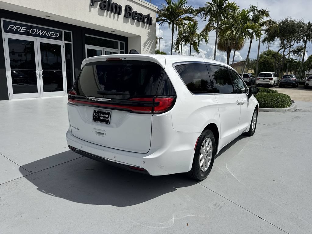 Used 2024 Chrysler Pacifica Touring-L FWD image 3