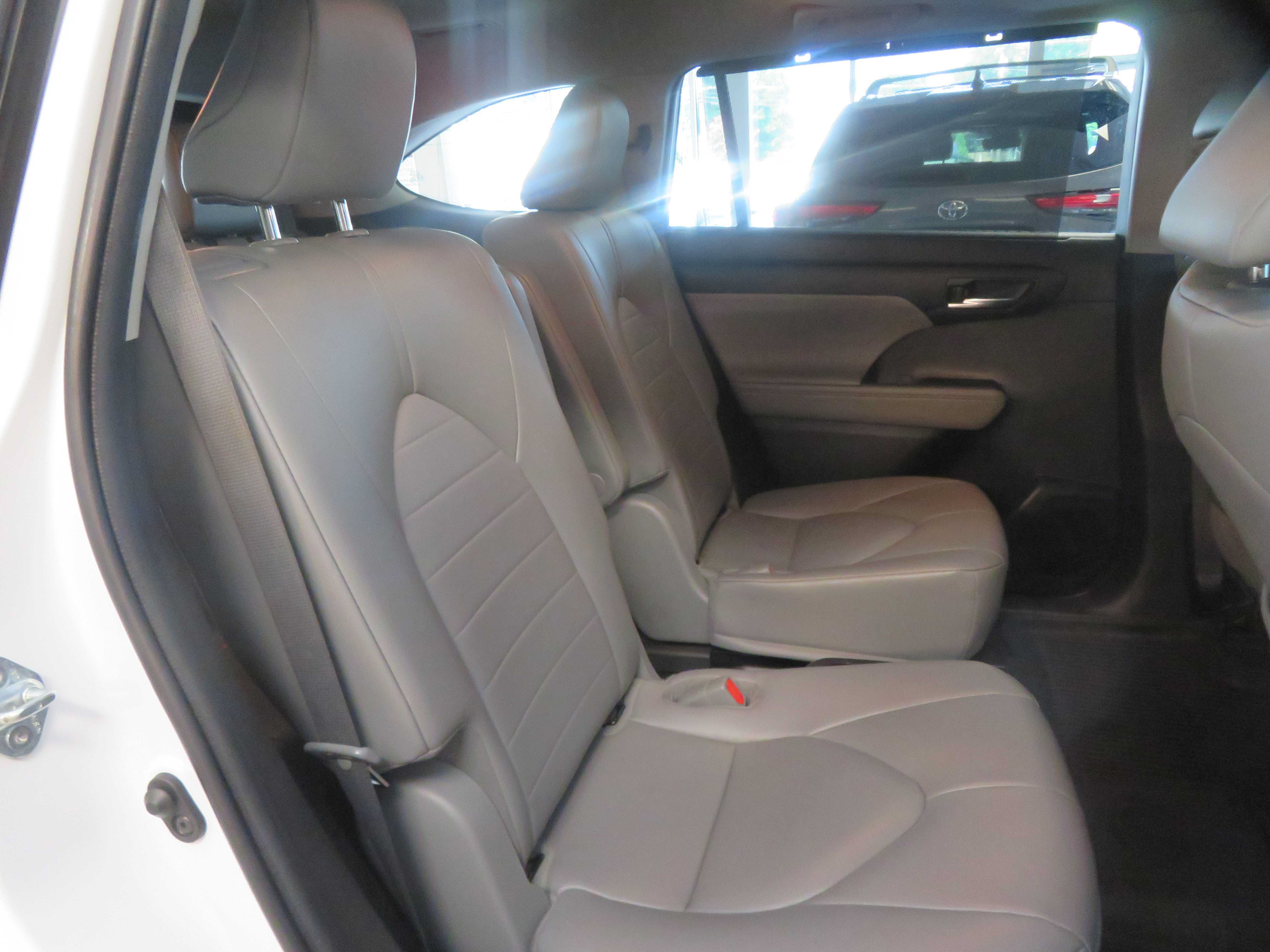 Used 2023 Toyota Highlander XLE FWD image 26