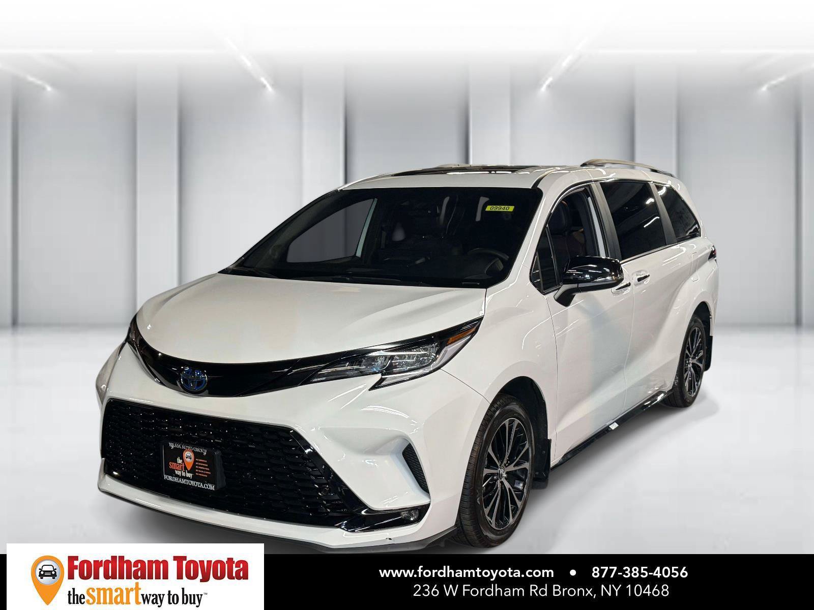 Used 2025 Toyota Sienna XSE w/ XSE Premium Package AWD/4WD image 4