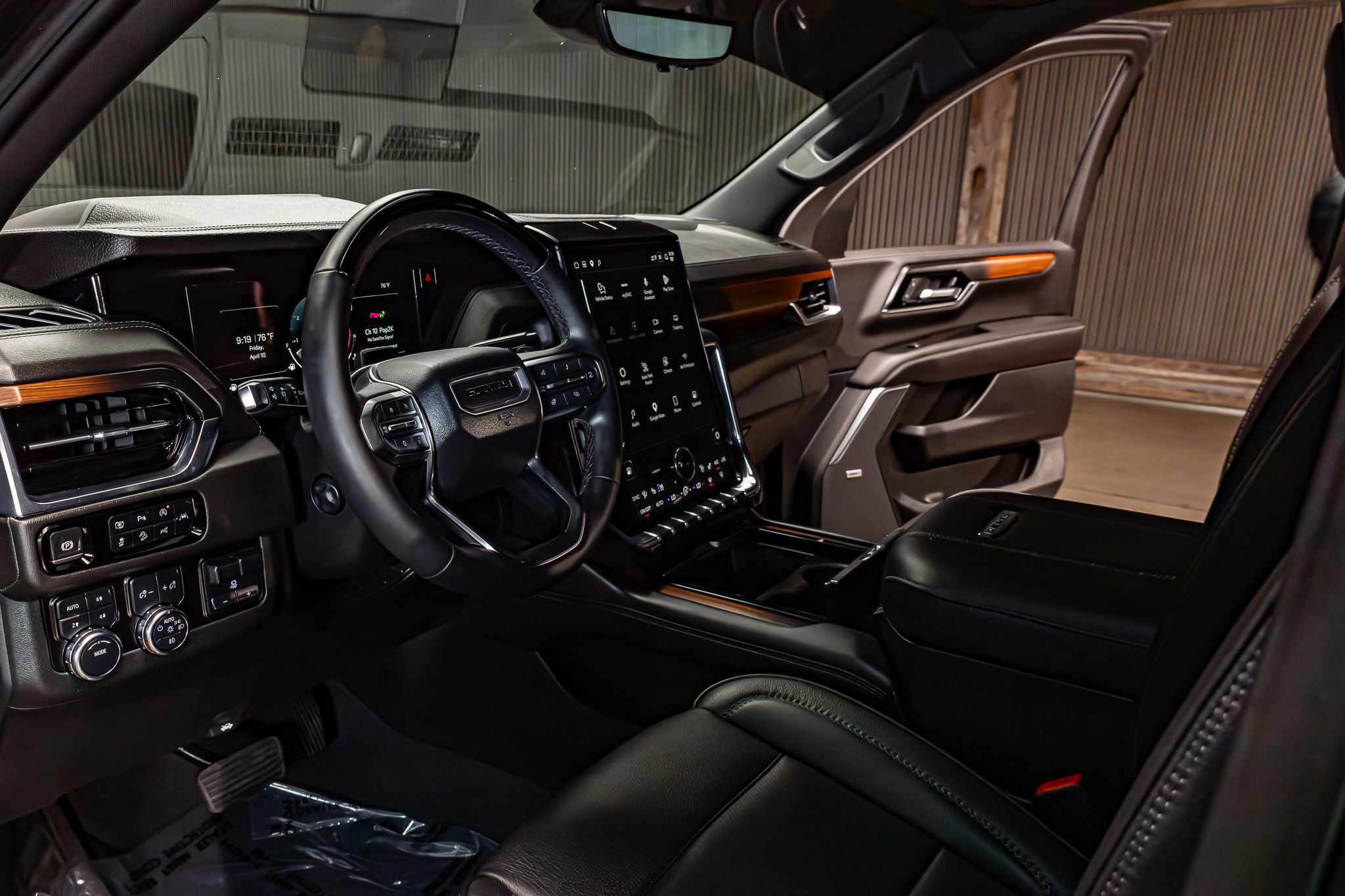 Used 2025 GMC Yukon Denali w/ Denali Reserve Package image 17