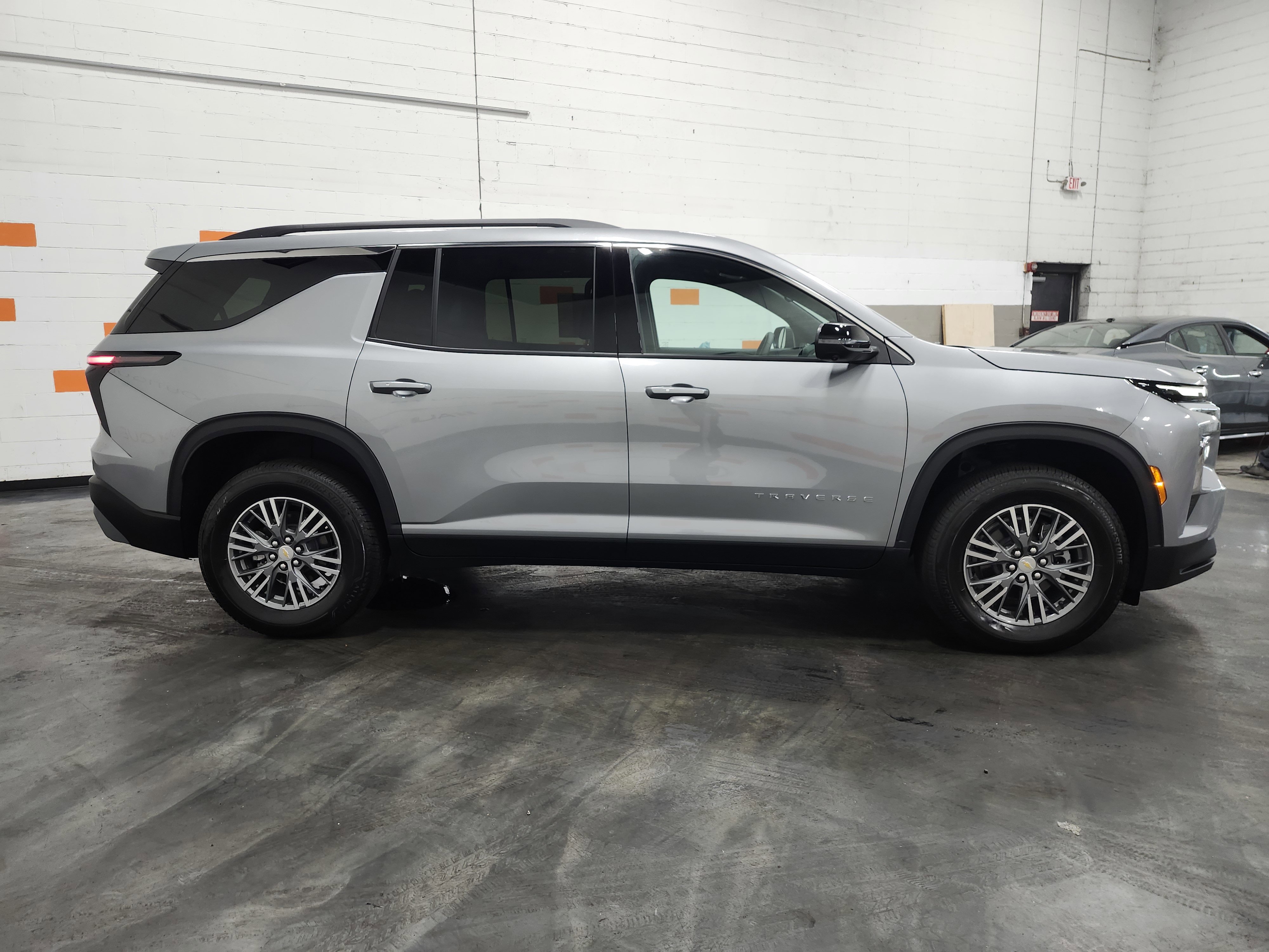 Used 2025 Chevrolet Traverse LT w/ Driver Confidence Package image 11