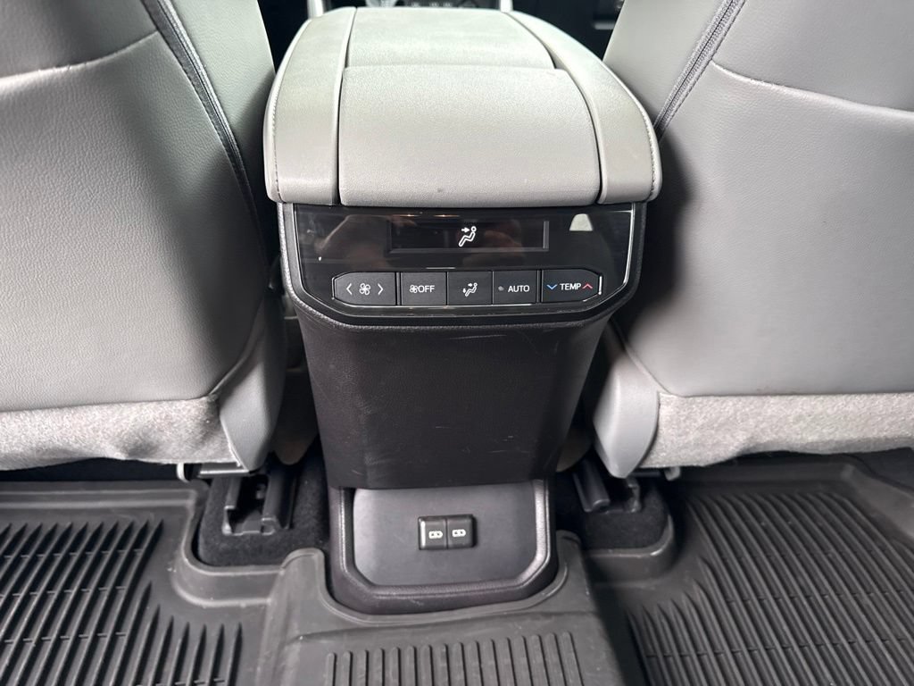Used 2022 Toyota Highlander XLE AWD/4WD image 19