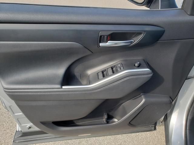Used 2021 Toyota Highlander XLE image 11