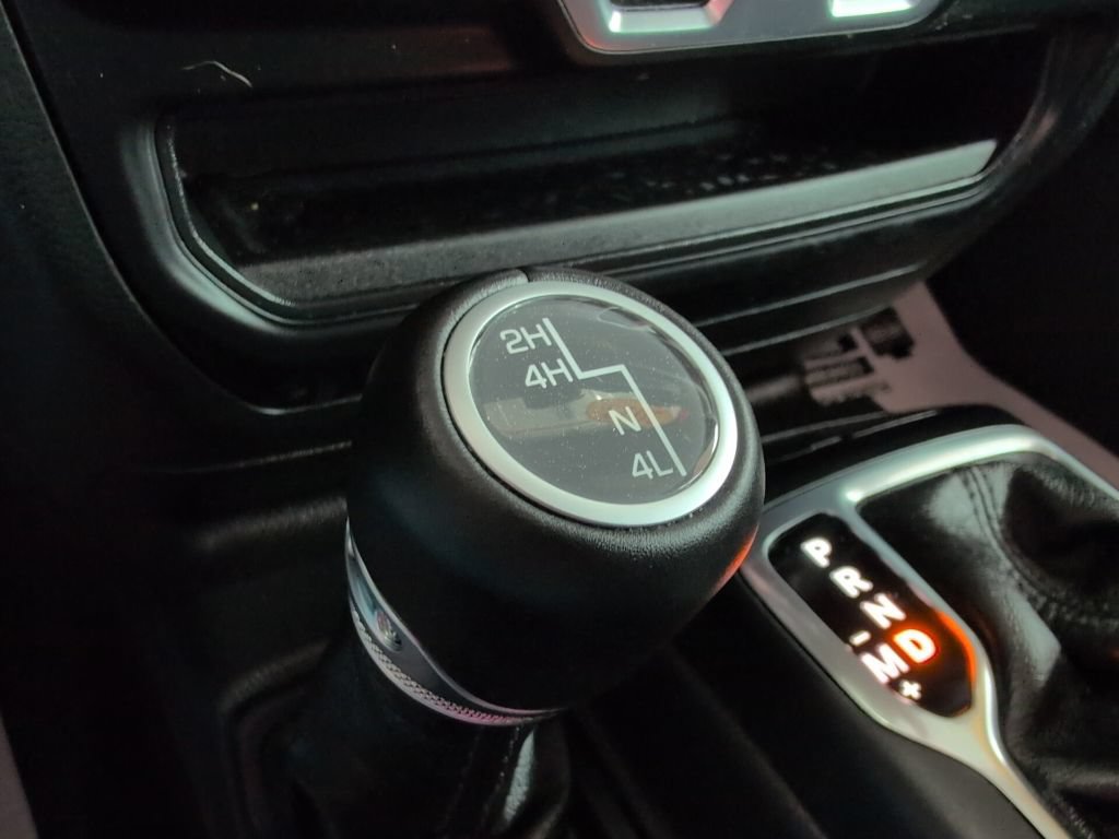 Used 2023 Jeep Wrangler Unlimited Sahara AWD/4WD image 31