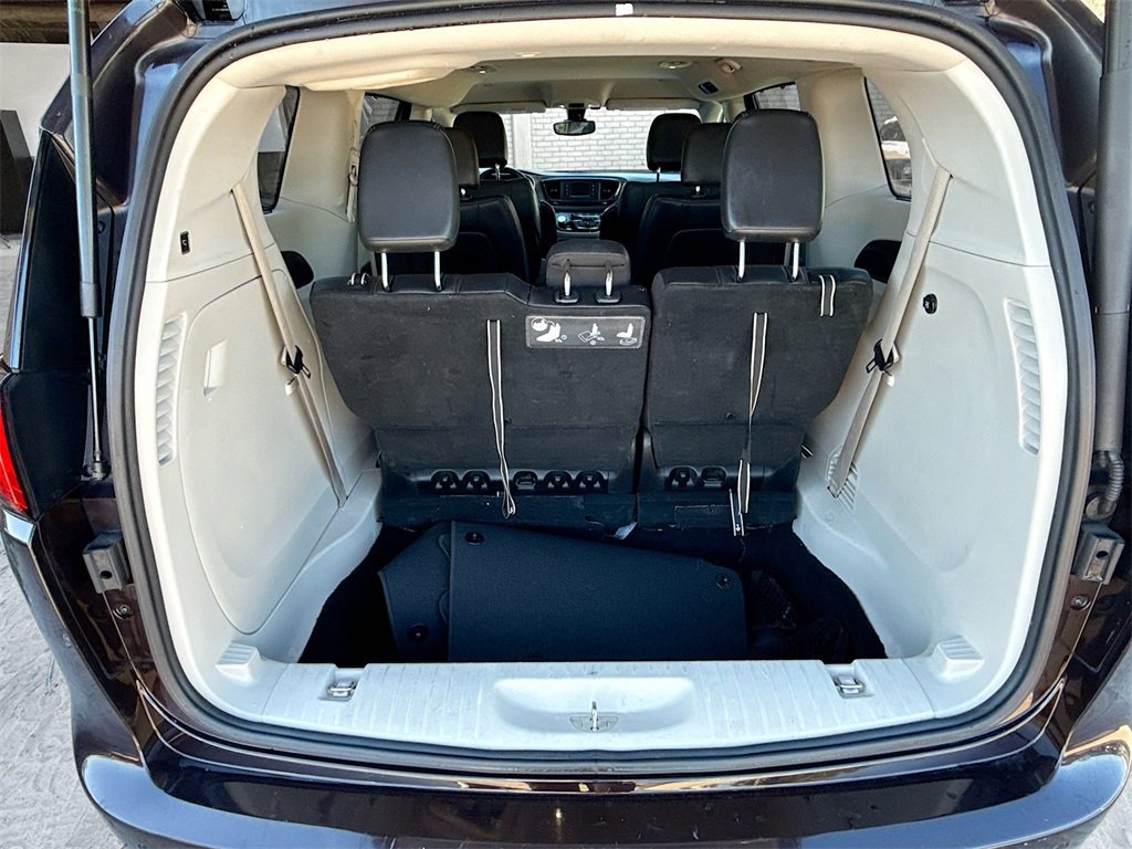 Used 2017 Chrysler Pacifica Touring-L image 29