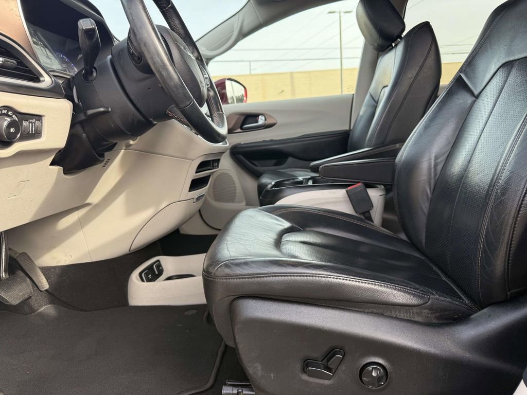 Used 2018 Chrysler Pacifica Touring-L image 22