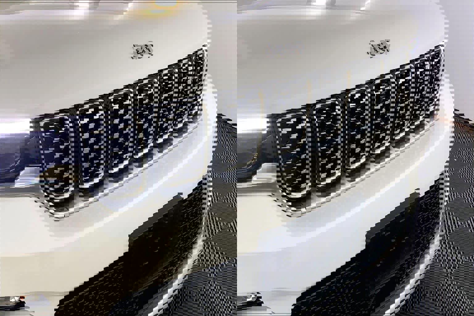 Used 2024 Jeep Grand Cherokee Summit AWD/4WD image 32