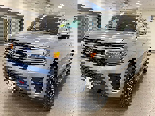 Used 2023 Ford Expedition Max XLT image 4