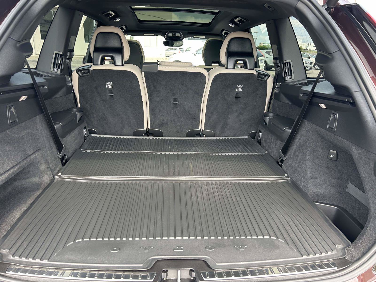 Certified 2025 Volvo XC90 B6 Core w/ Climate Package AWD/4WD image 16