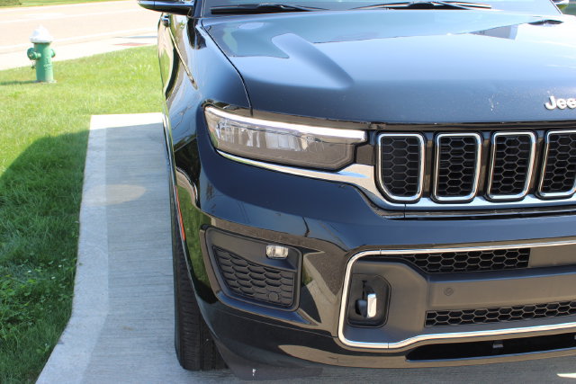 Used 2025 Jeep Grand Cherokee L Overland w/ Luxury Tech Group IV AWD/4WD image 5