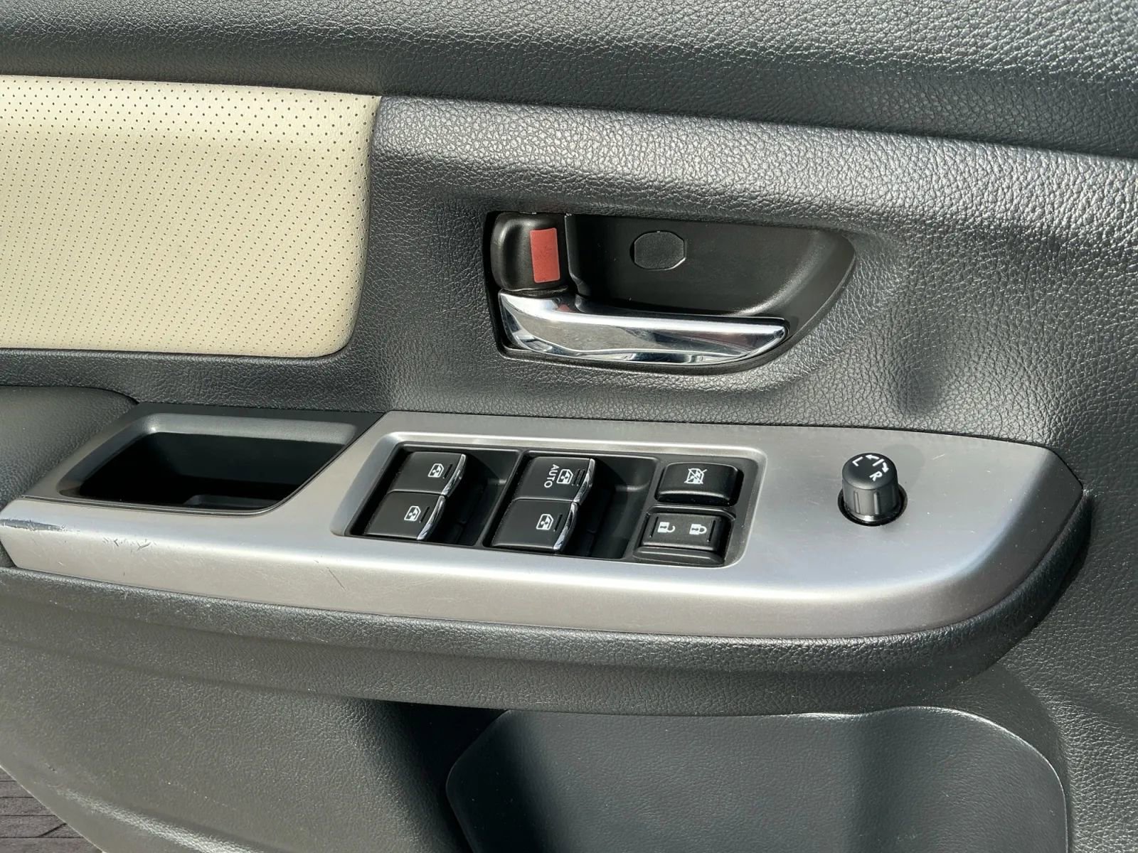 Used 2017 Subaru Crosstrek 2.0i Limited image 9