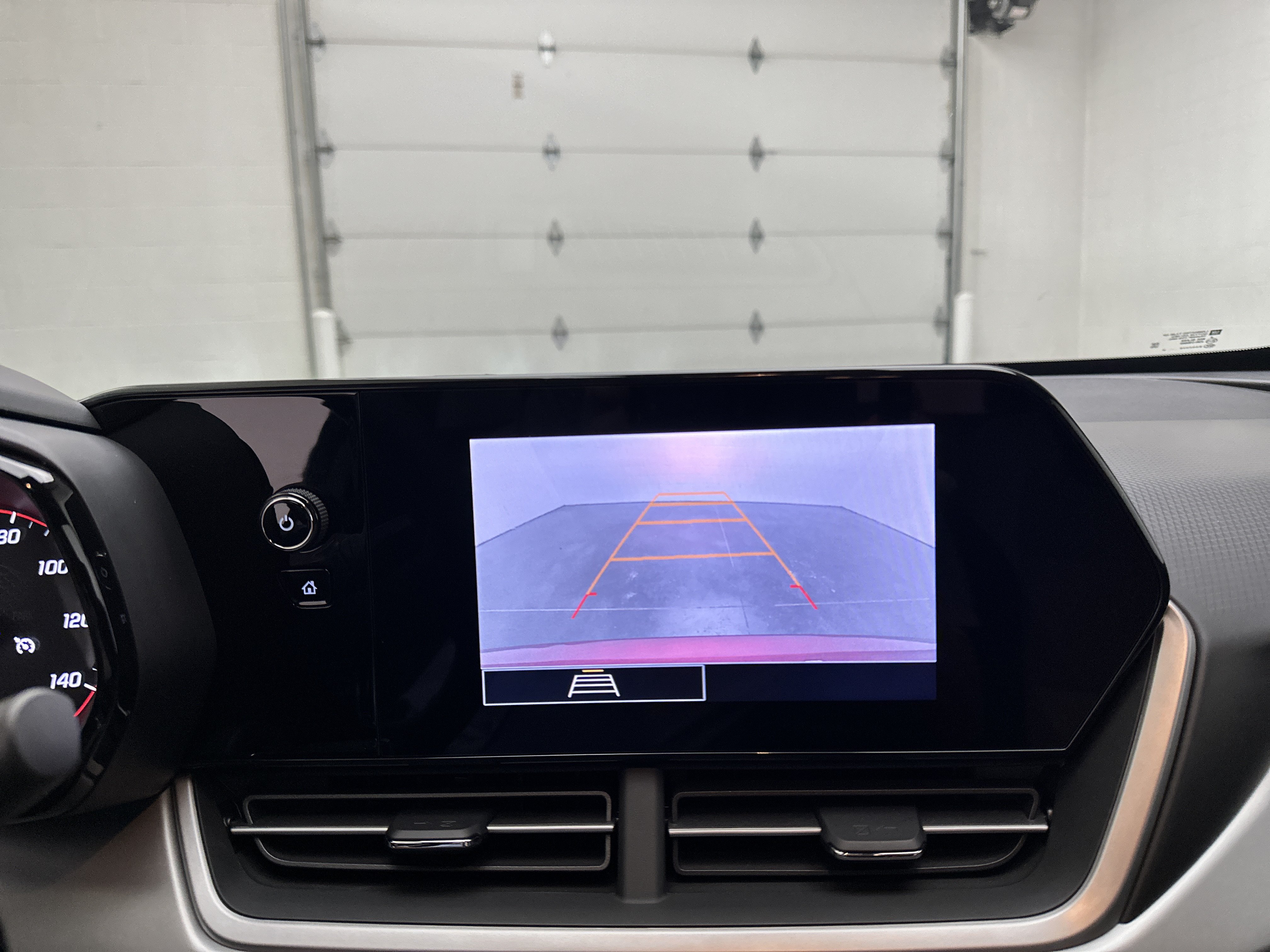 Used 2025 Chevrolet Trax RS FWD image 27