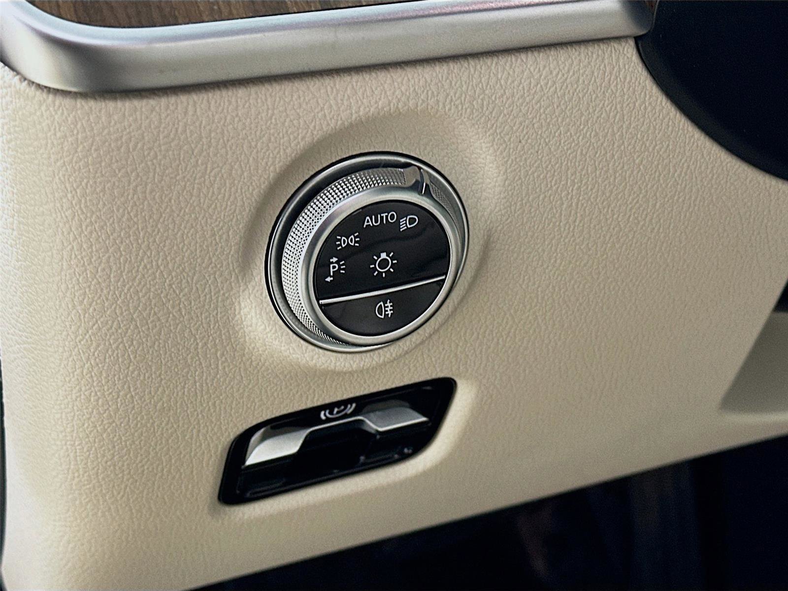 Certified 2023 Mercedes-Benz C 300 4MATIC Sedan image 10