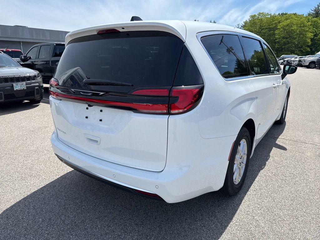New 2027 Chrysler Pacifica Select FWD image 5