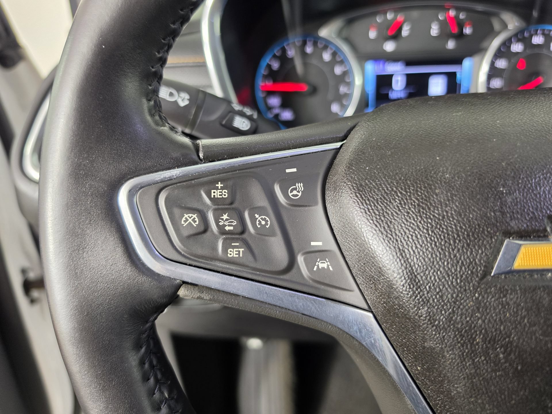 Used 2018 Chevrolet Equinox Premier FWD image 23