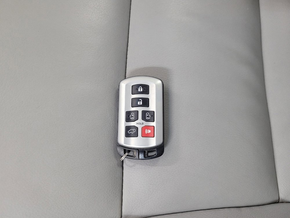 Used 2017 Toyota Sienna XLE w/ XLE Navigation Package AWD/4WD image 32