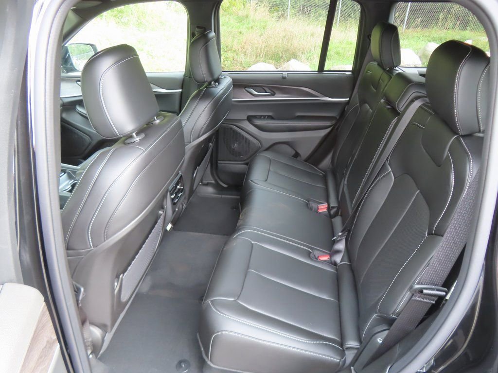 New 2025 Jeep Grand Cherokee Limited w/ Luxury Tech Group II image 23