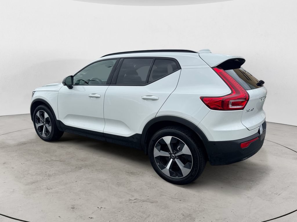 Used 2025 Volvo XC40 B5 Plus AWD/4WD image 4