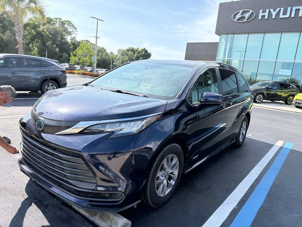 Used 2021 Toyota Sienna LE w/ LE Plus Package AWD/4WD image 2