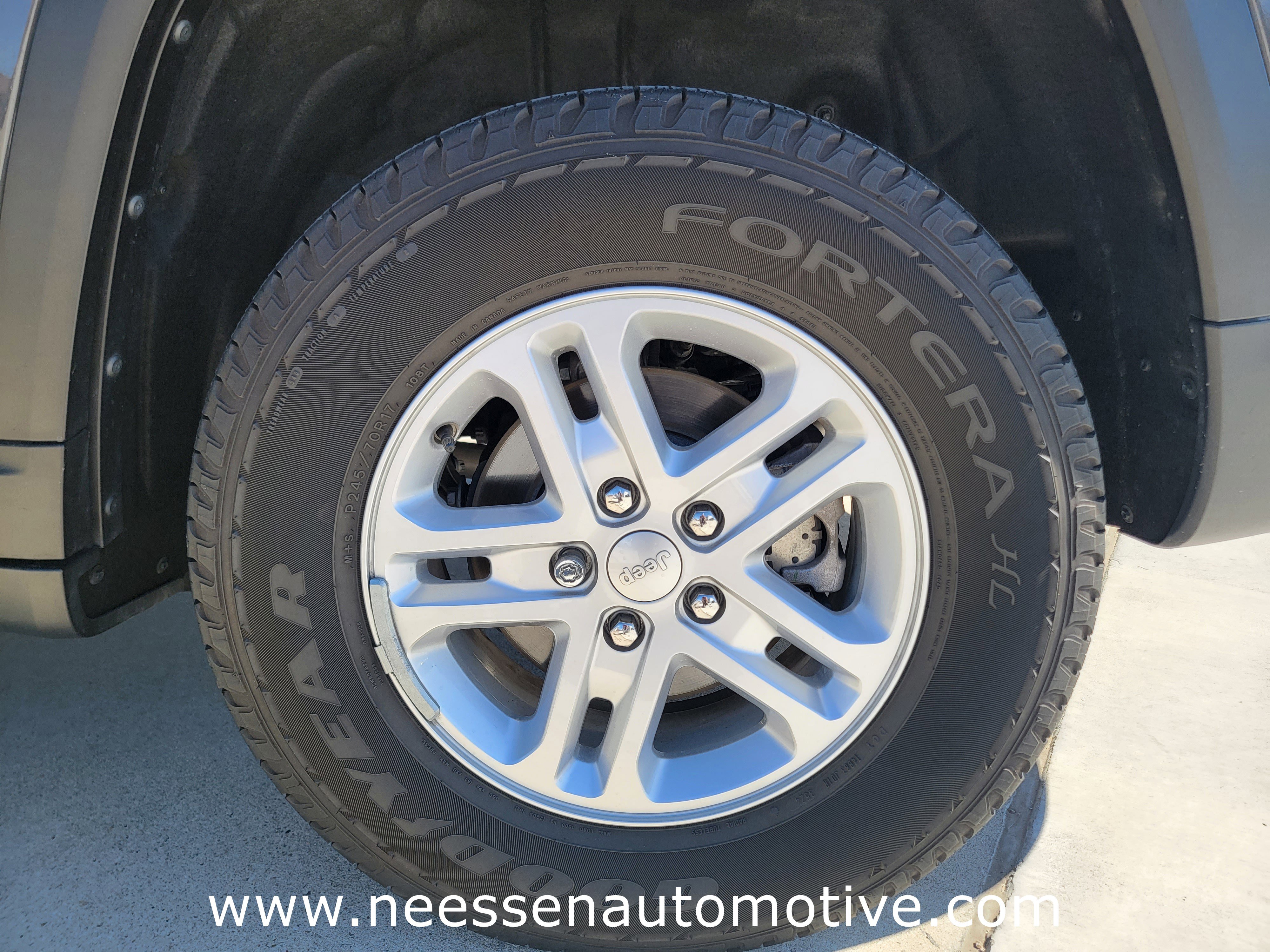 Used 2025 Jeep Grand Cherokee Laredo image 31