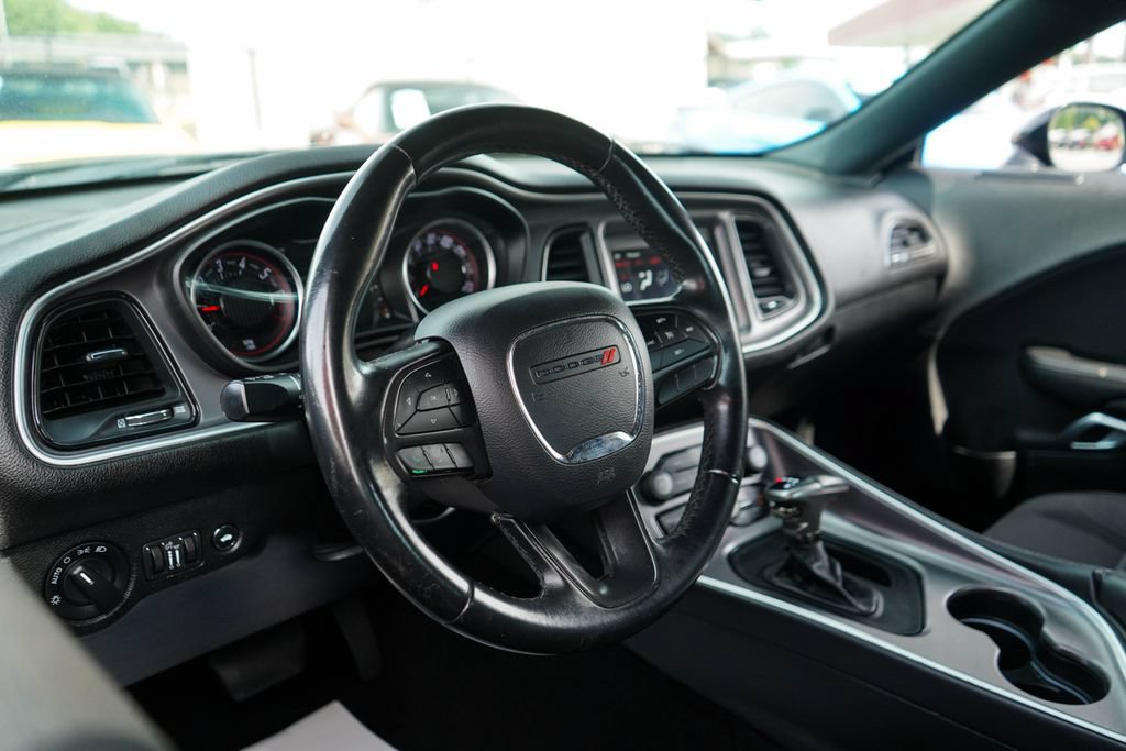 Used 2019 Dodge Challenger SXT RWD image 5