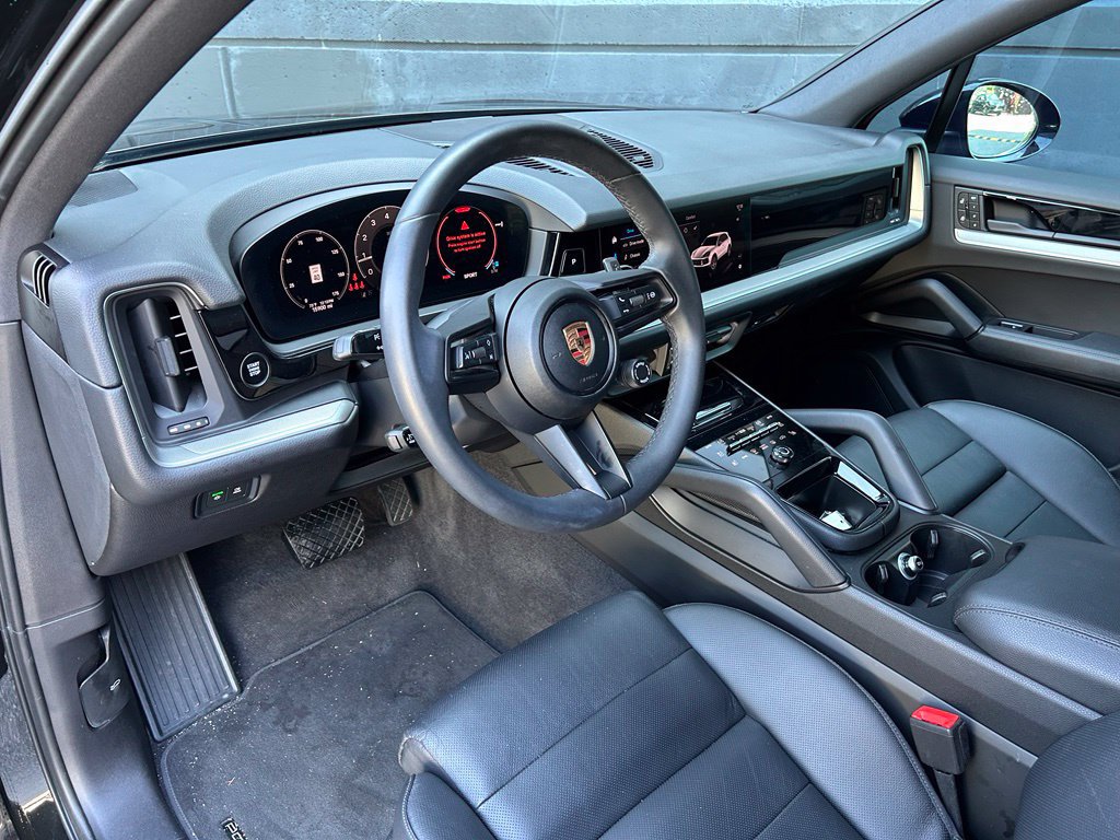 Certified 2025 Porsche Cayenne AWD/4WD image 4