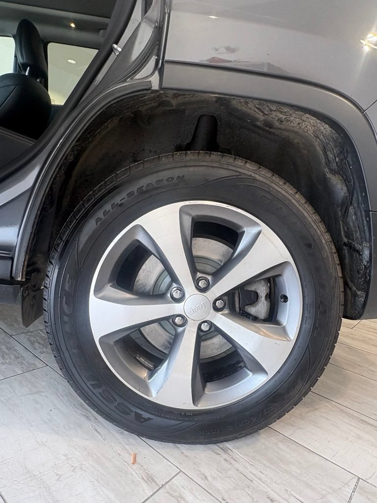Used 2022 Jeep Cherokee Limited AWD/4WD image 10