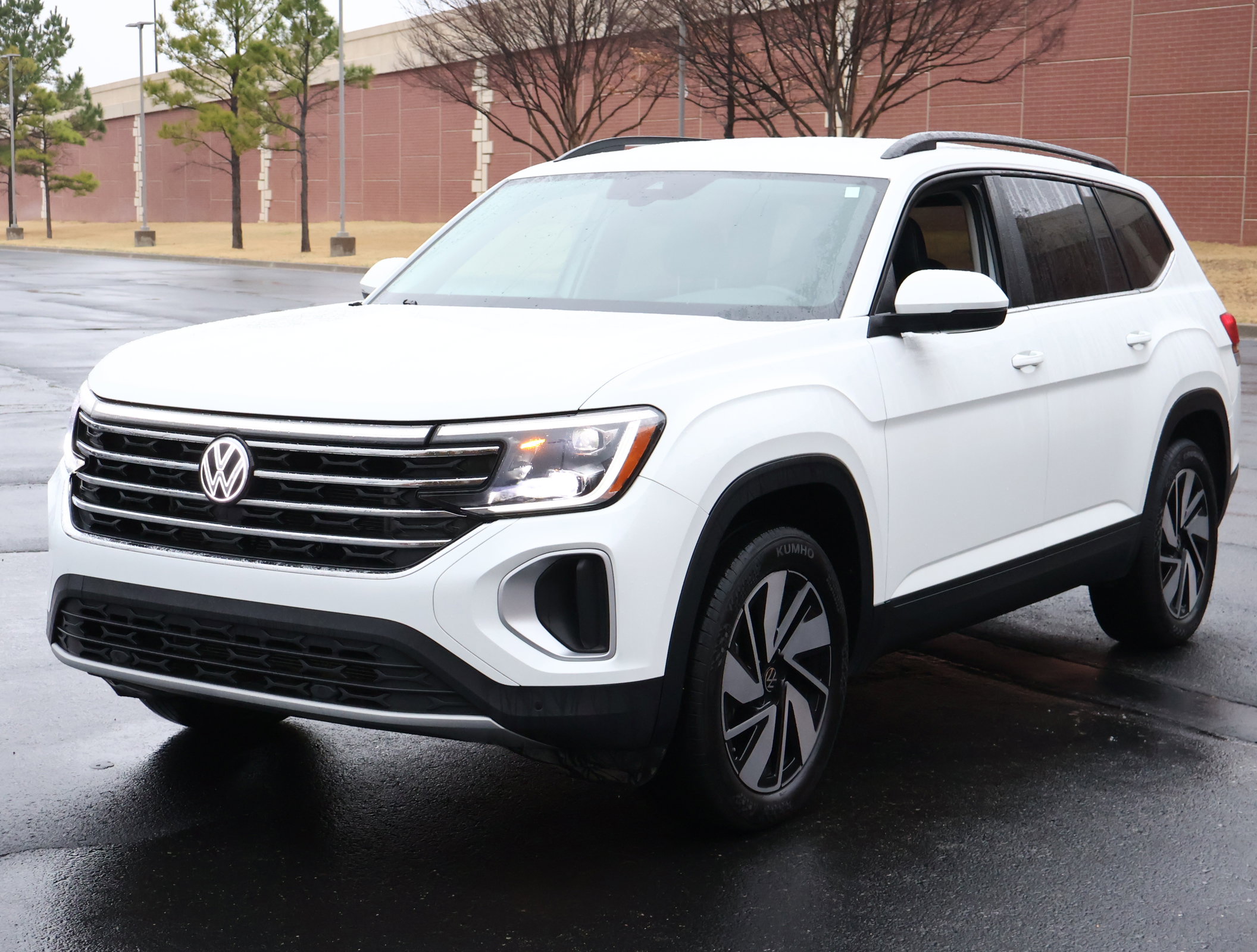 Used 2025 Volkswagen Atlas SE image 31