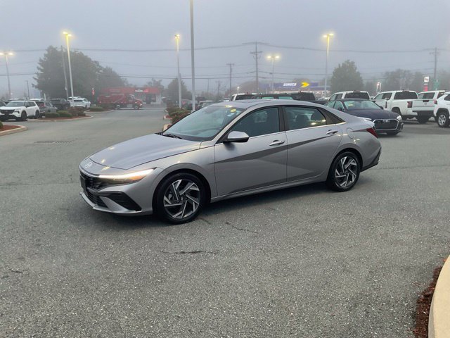 Used 2025 Hyundai Elantra SEL FWD image 1