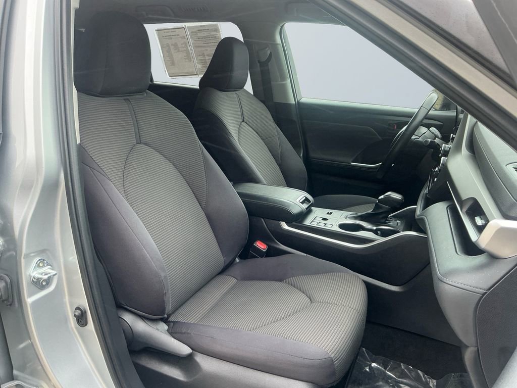 Used 2023 Toyota Highlander LE FWD image 16