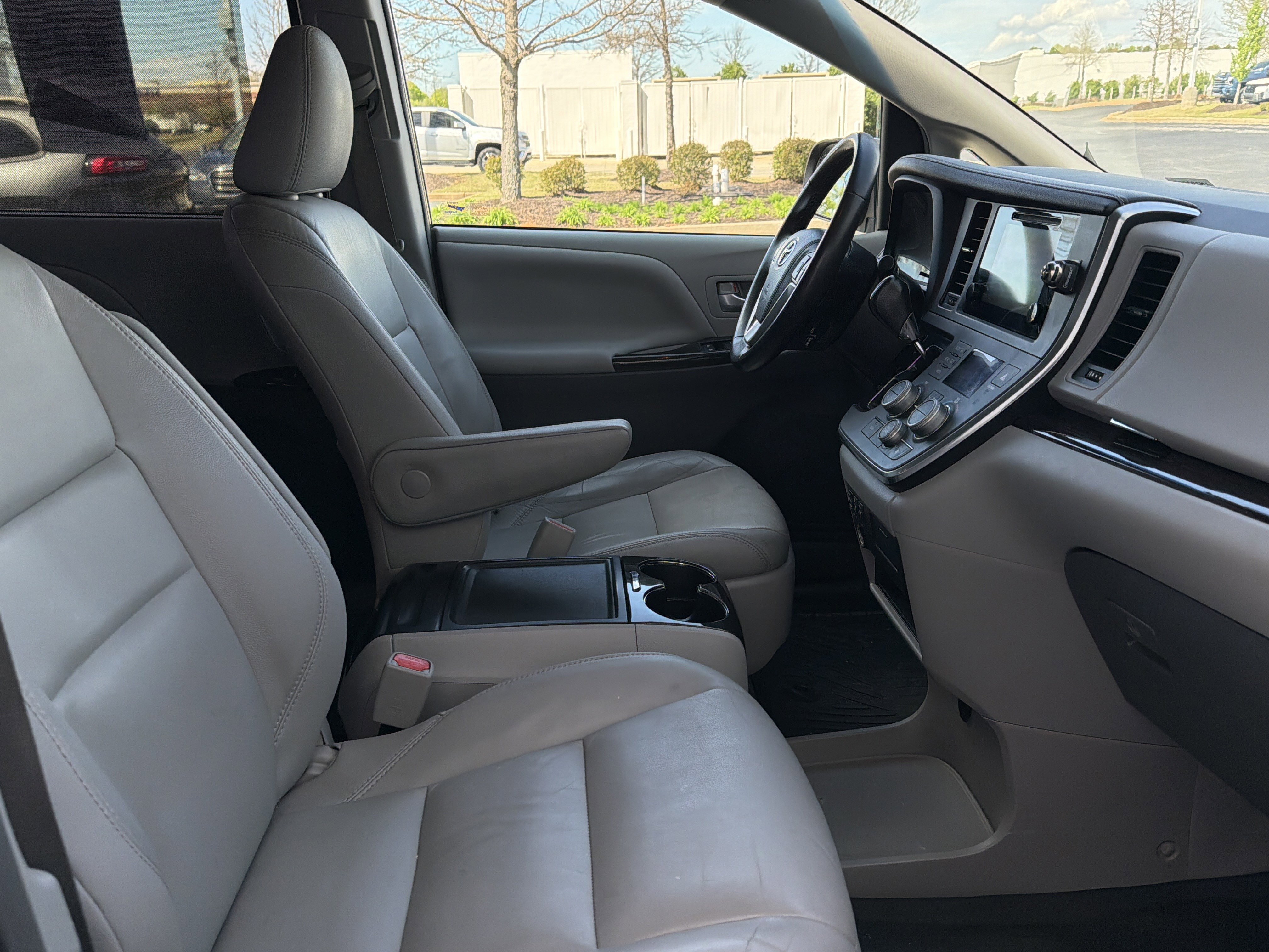 Used 2017 Toyota Sienna XLE image 31