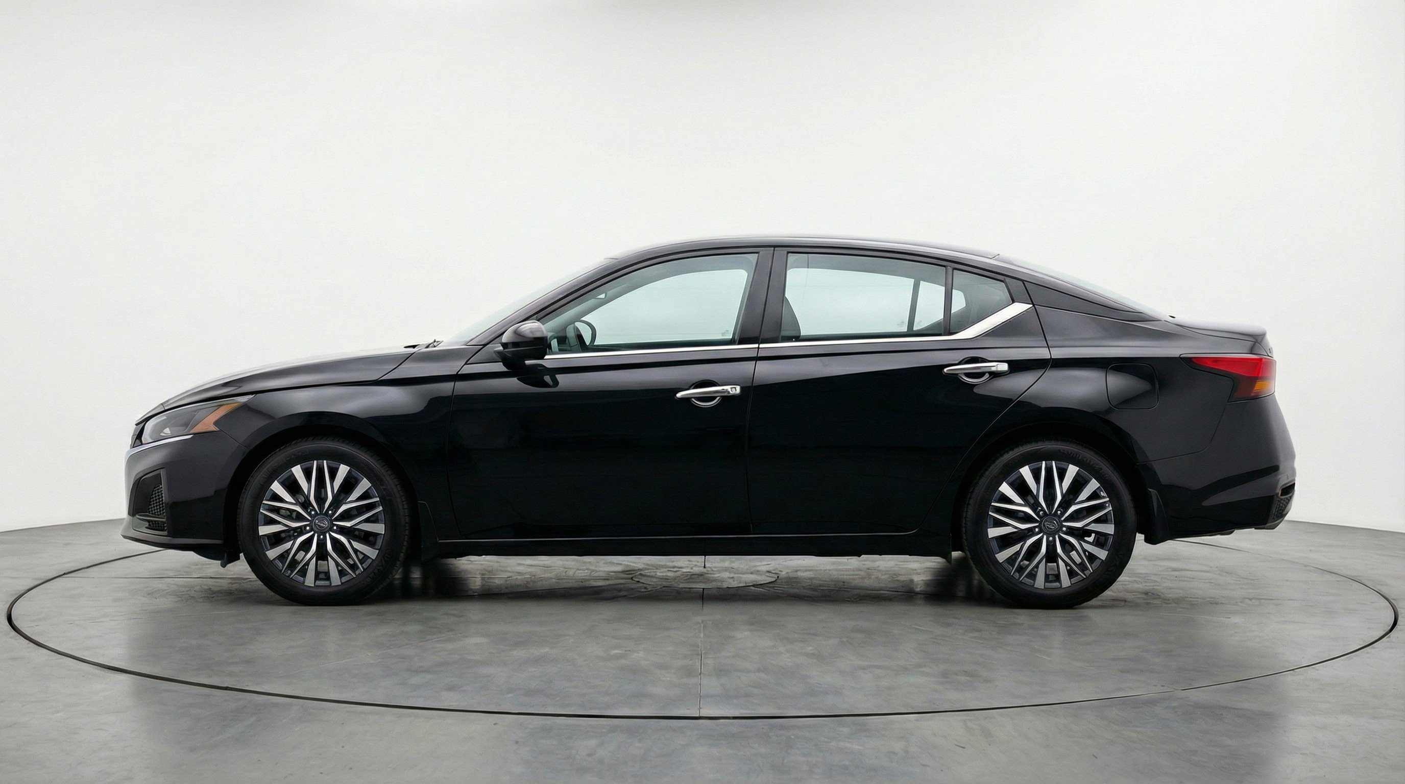 Used 2025 Nissan Altima 2.5 SV image 5