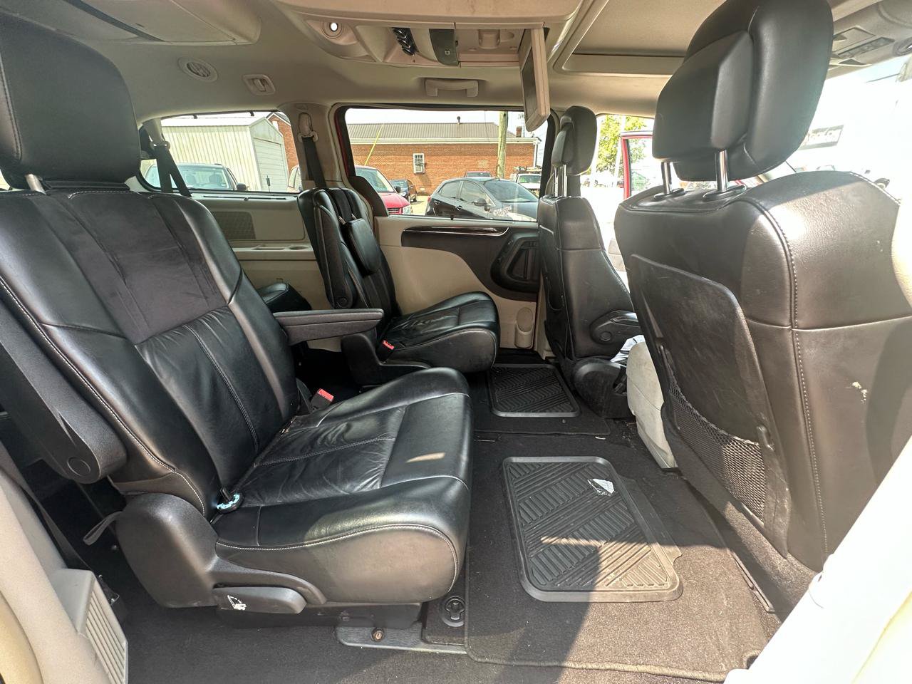Used 2011 Chrysler Town & Country Limited FWD image 15