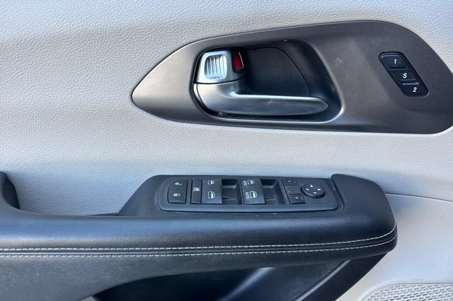 Used 2022 Chrysler Pacifica Touring-L FWD image 11