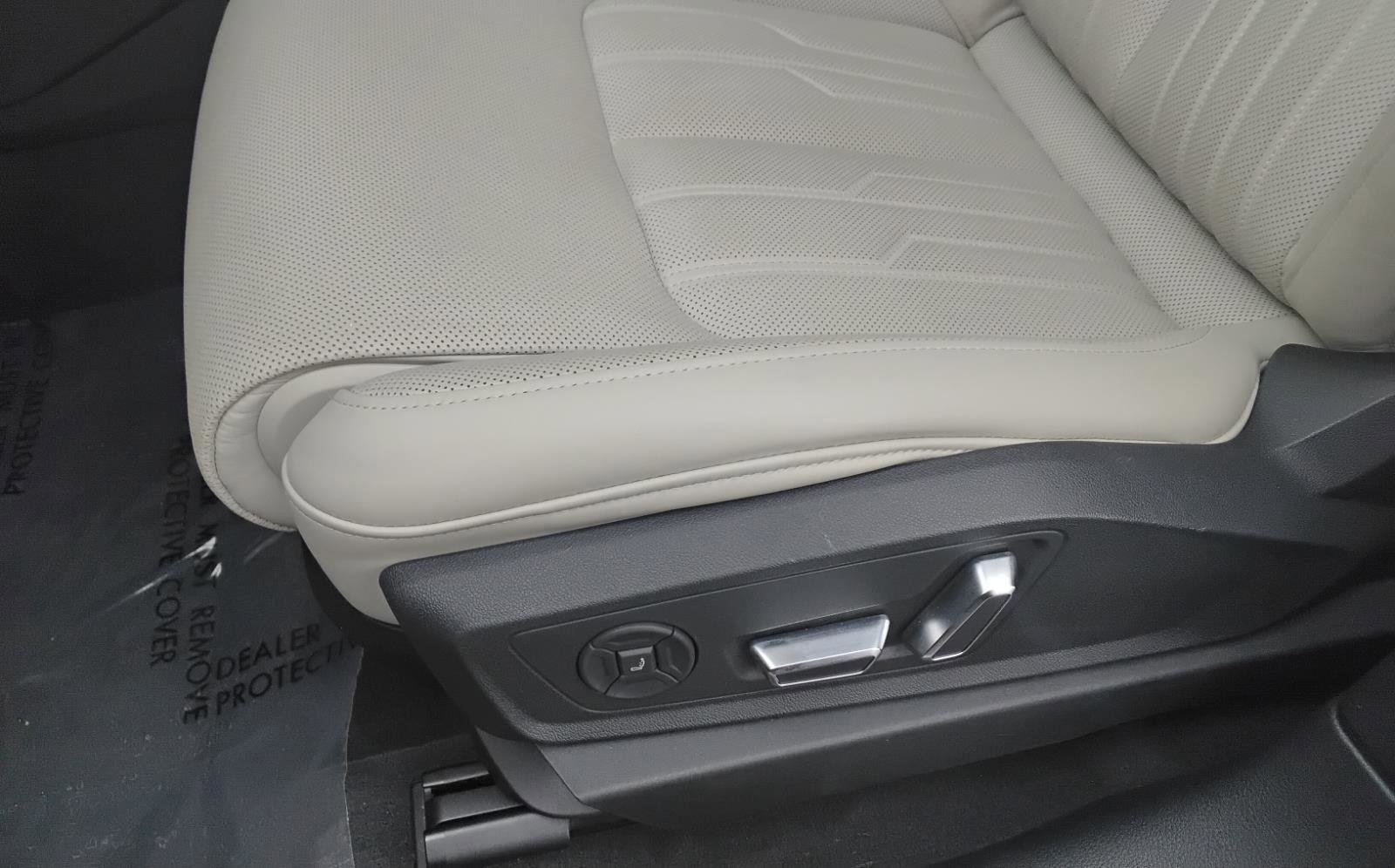 Used 2021 Audi e-tron Prestige w/ Prestige Package image 18