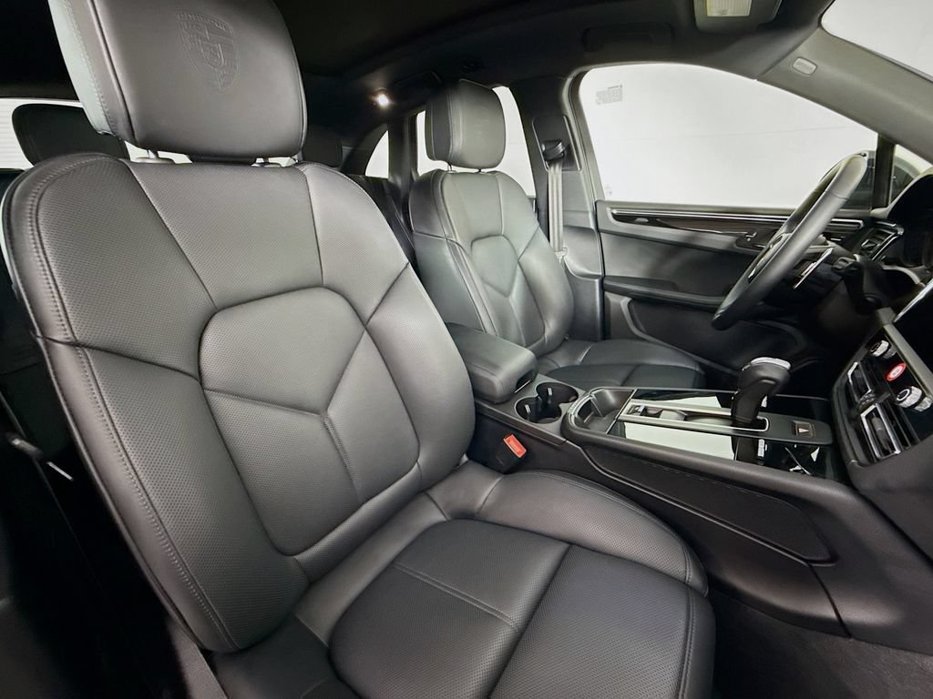 Certified 2025 Porsche Macan AWD/4WD image 30