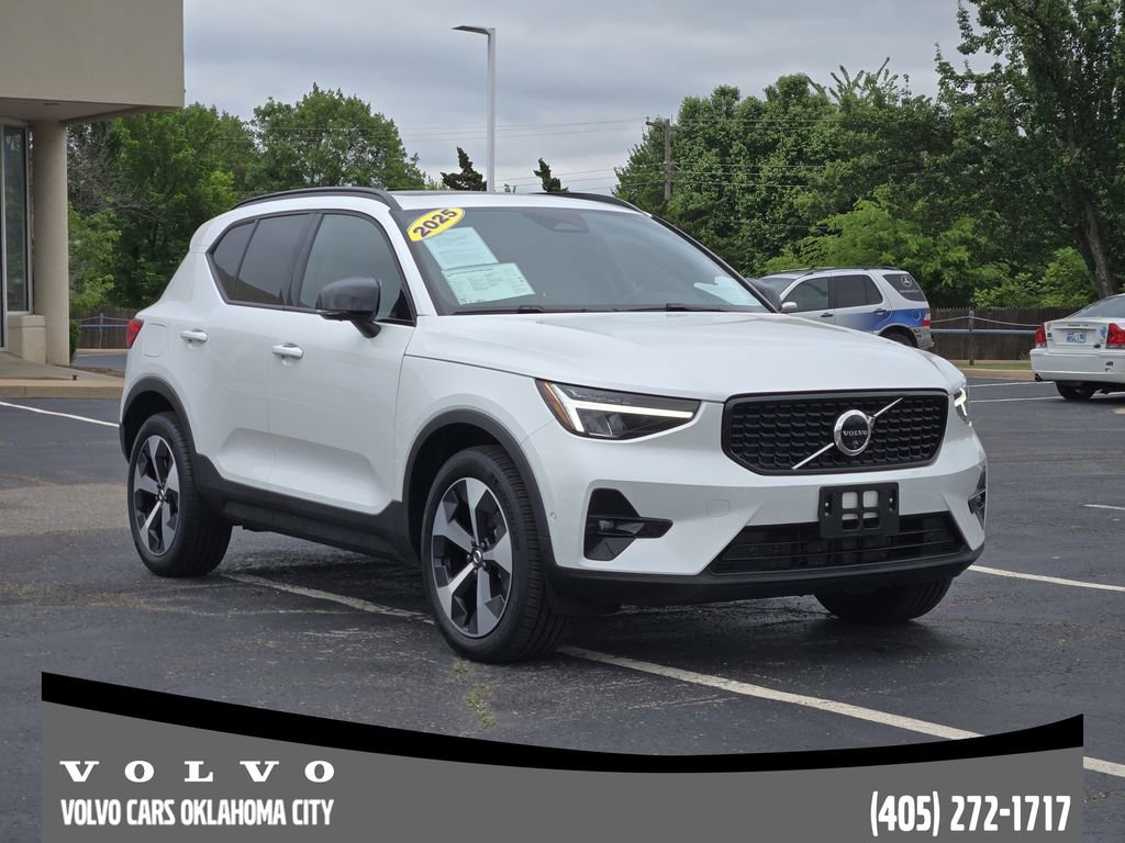 Certified 2025 Volvo XC40 B5 Plus AWD/4WD image 2