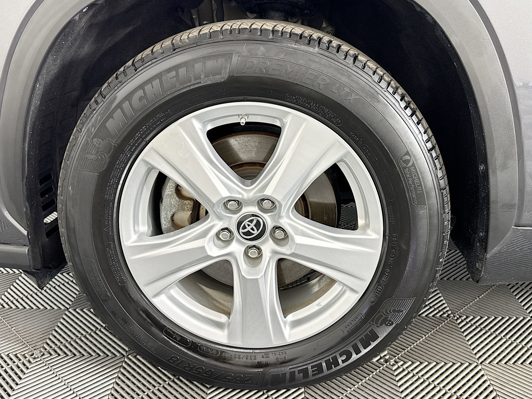 Used 2023 Toyota Highlander L image 37