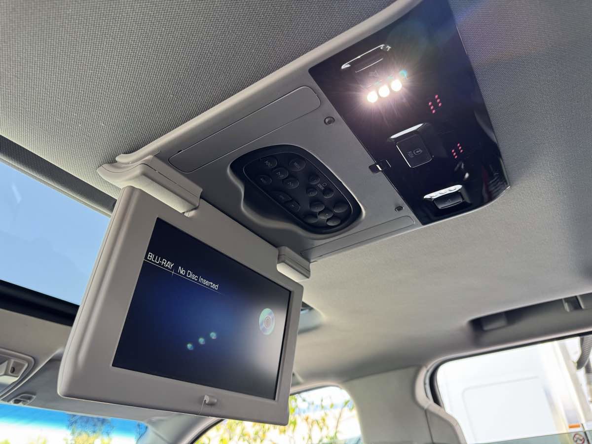 Used 2018 Cadillac Escalade Luxury RWD image 25