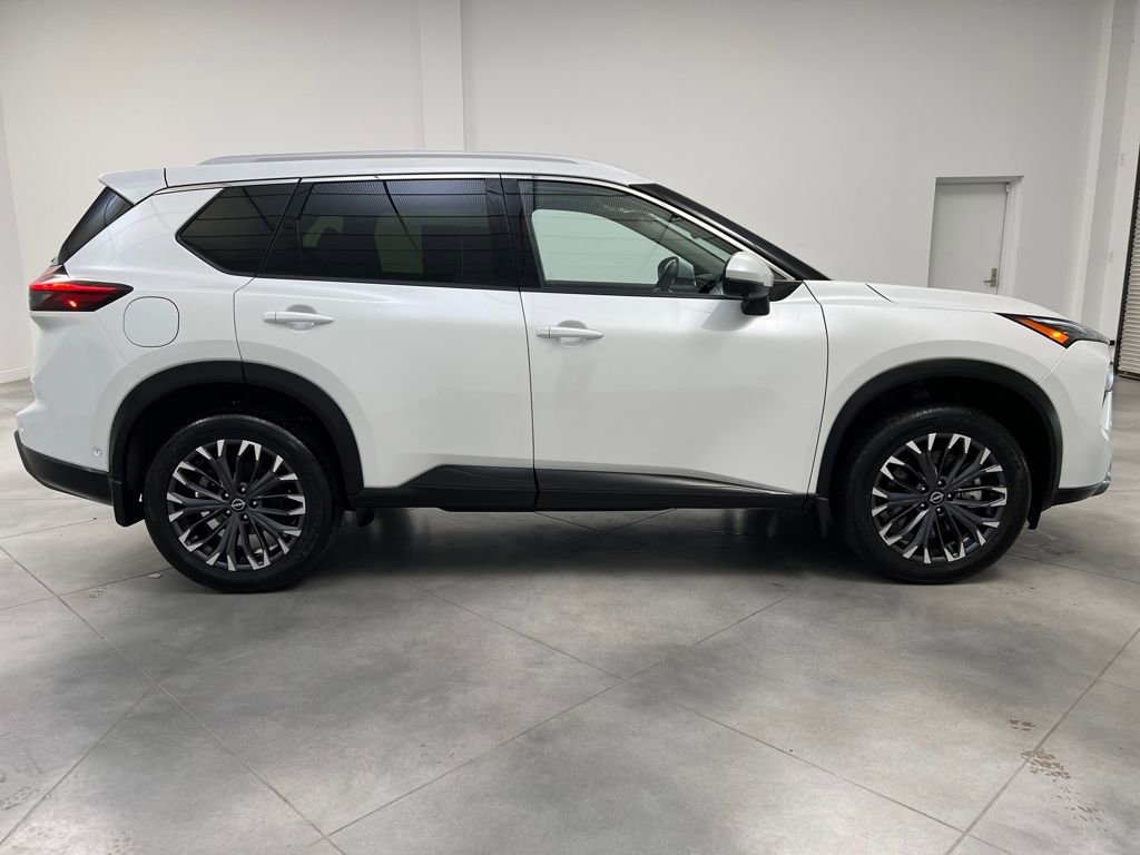 Used 2025 Nissan Rogue SL w/ Tech Package image 8