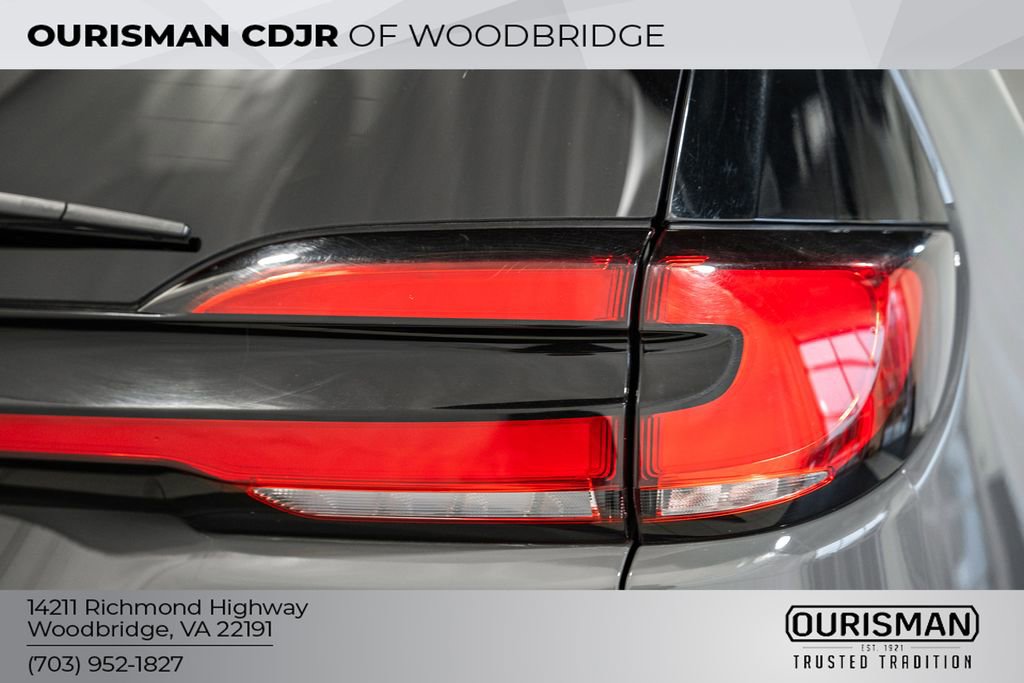 Used 2025 Chrysler Pacifica Select image 9