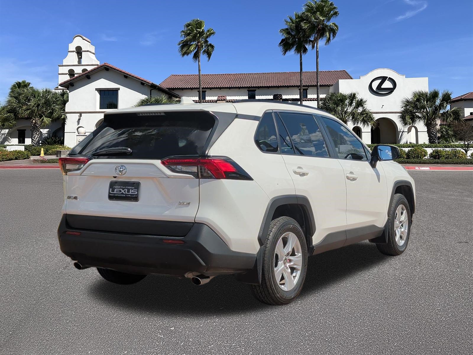 Used 2021 Toyota RAV4 XLE w/ Convenience Package FWD image 2
