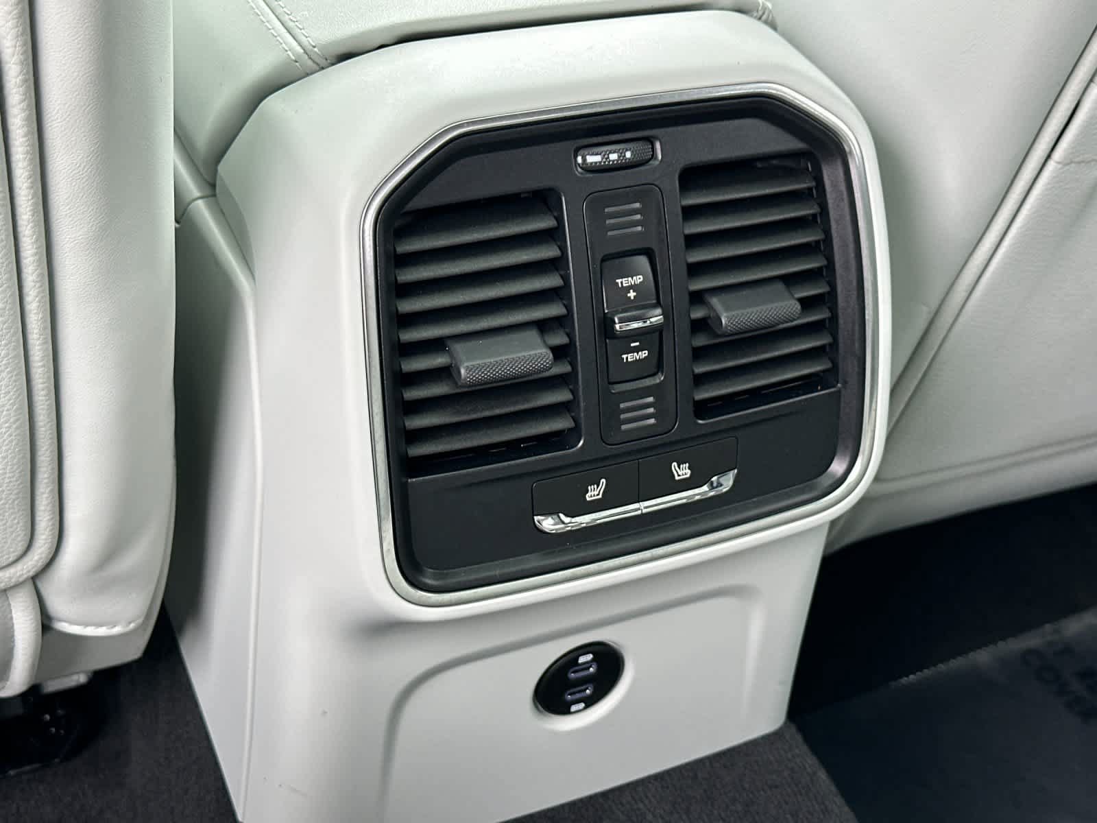 Certified 2025 Porsche Macan AWD/4WD image 14