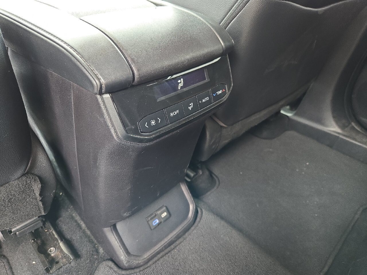 Used 2022 Toyota Highlander XLE AWD/4WD image 25