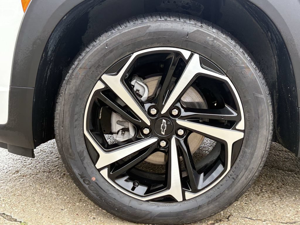 Used 2023 Chevrolet TrailBlazer RS w/ Sun and Liftgate Package FWD image 9