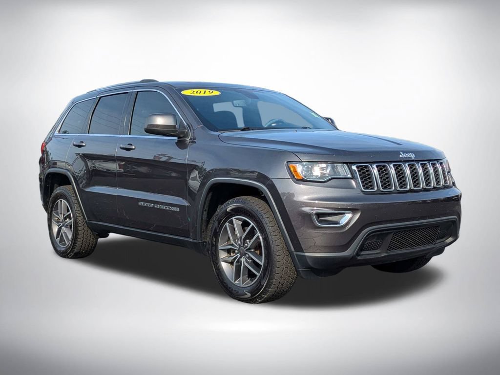 Used 2019 Jeep Grand Cherokee Laredo w/ 18" Wheel & 8.4" Radio Group AWD/4WD image 2