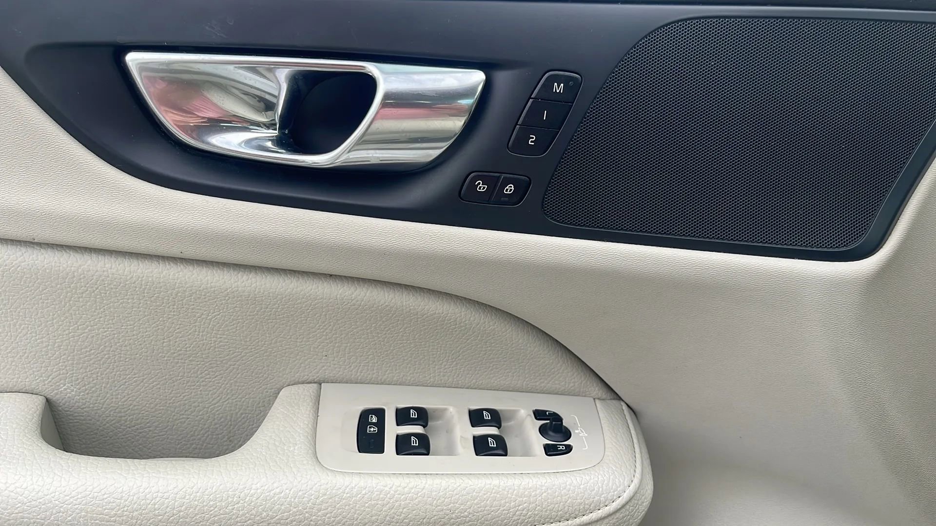 Used 2022 Volvo S60 B5 Momentum w/ Premium Package image 19